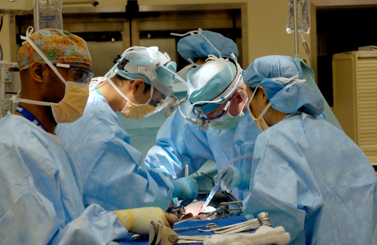 How does a surgical technologist assist during surgery